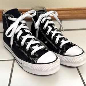 Converse HiTop Chuck Taylor Black Unisex Sneakers White Trim Size 6